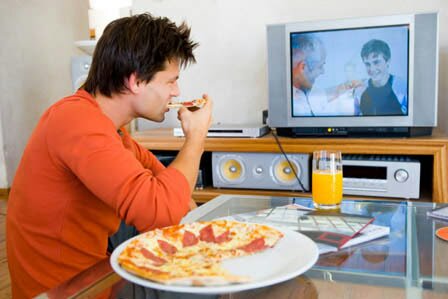 Makan Sambil Nonton  TV  Memang Enak Tapi   Stop 